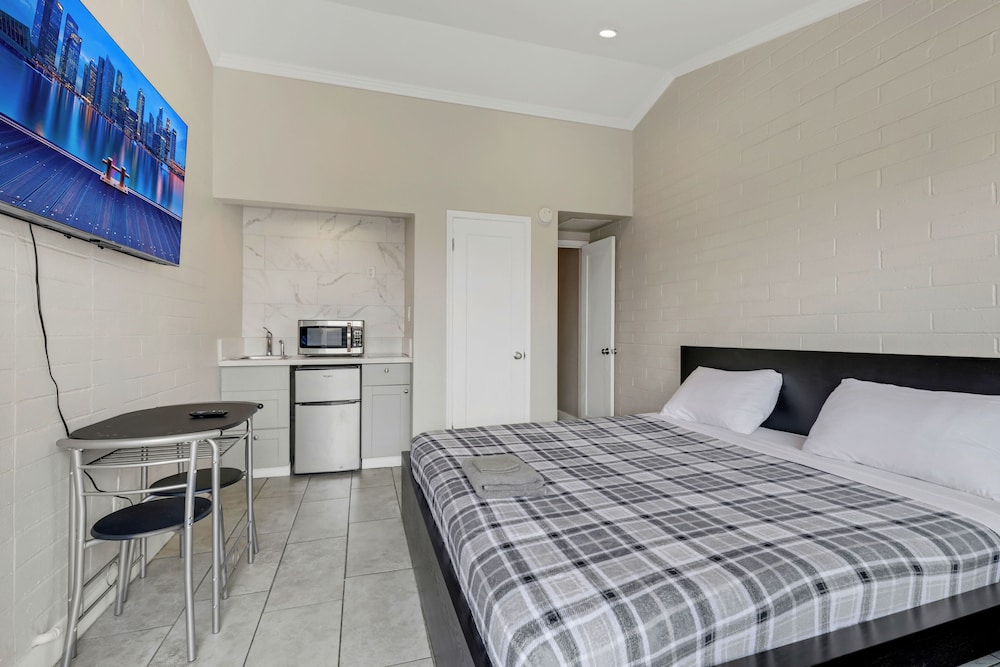 Standard Suite, 1 King Bed, Kitchenette, Ground Floor