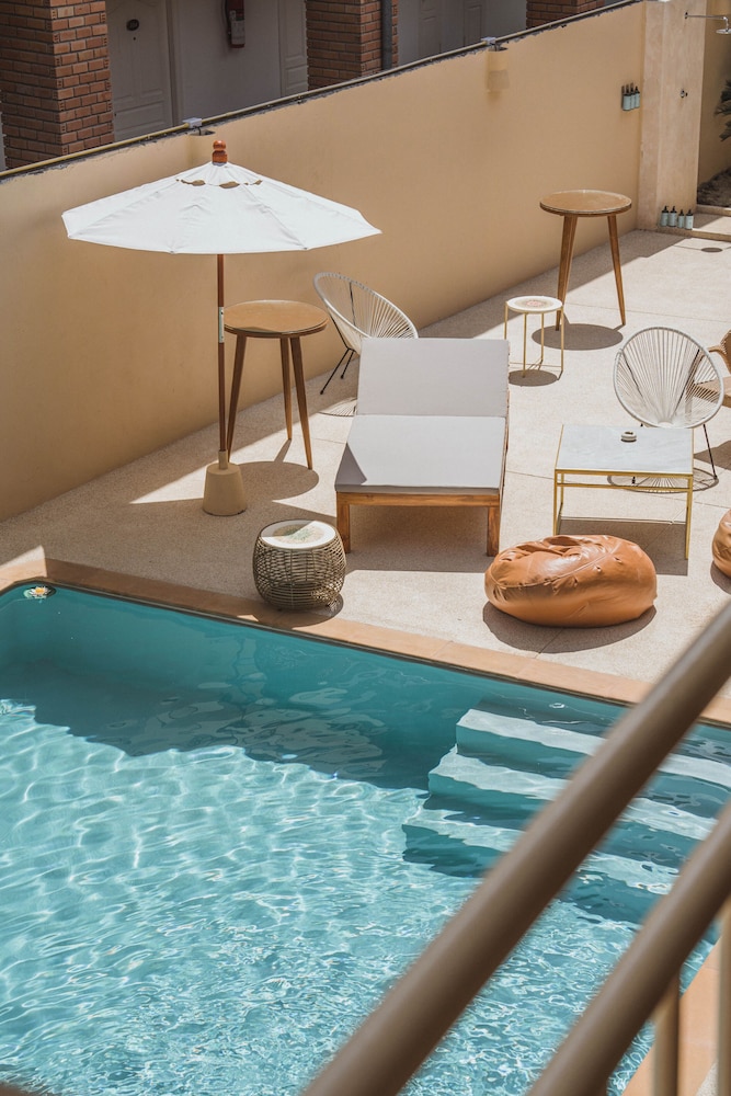 Deluxe Room, 2 Twin Beds, Pool View - Photo 2