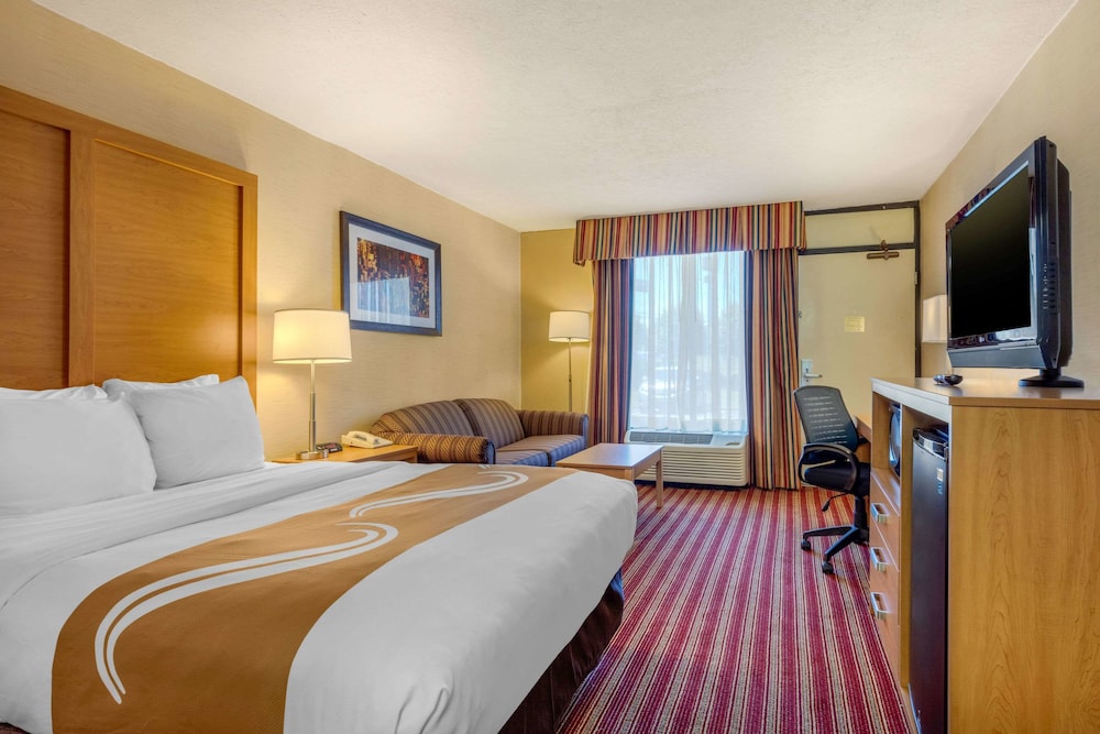 Standard Room, 1 King Bed, Smoking - Photo 5