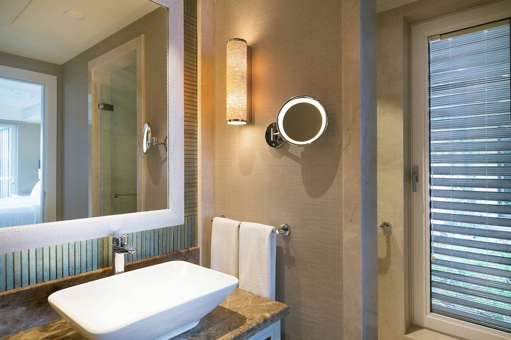 Deluxe Twin Room, 2 Queen Beds, Balcony, Sea View thumbnail 5