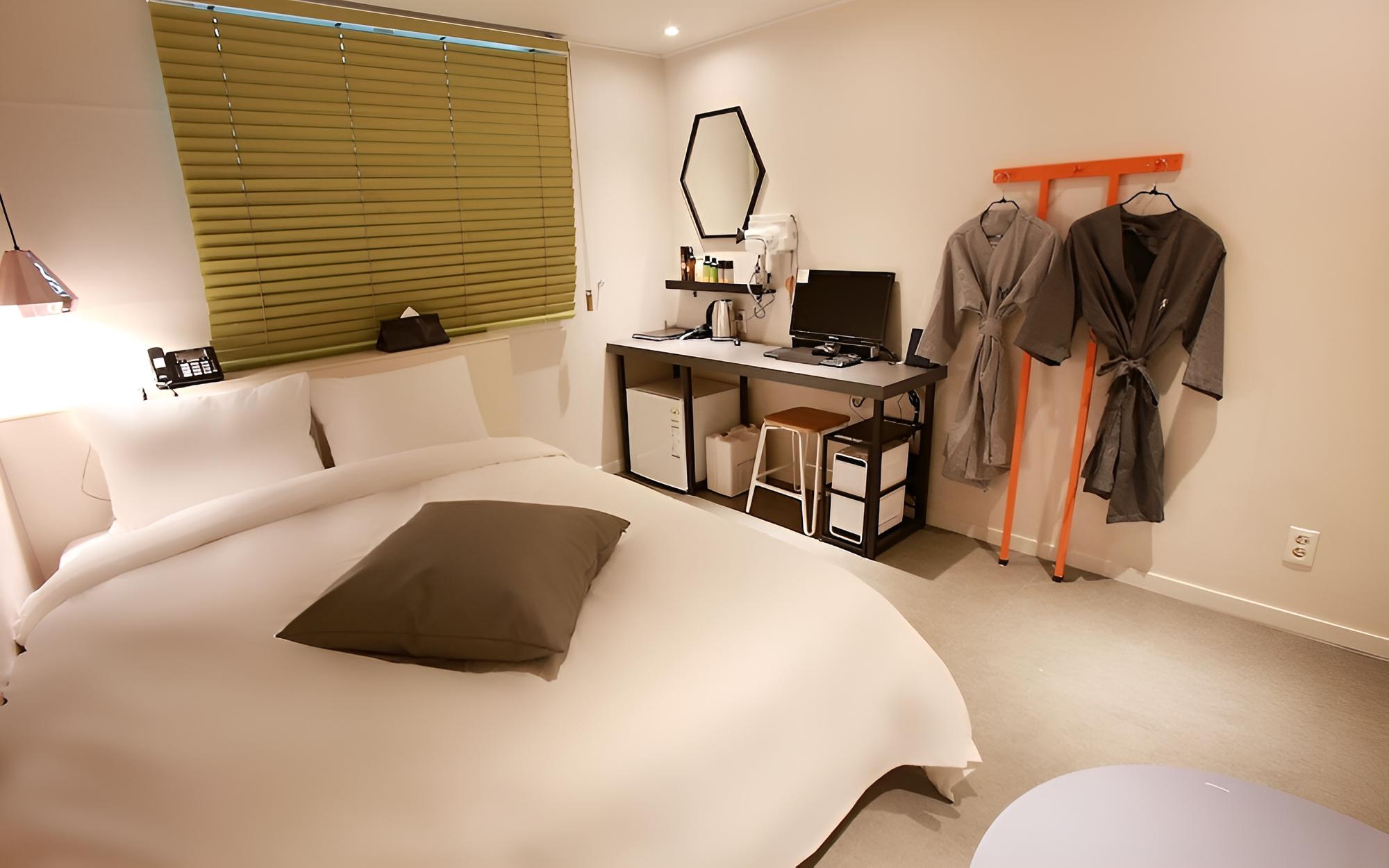 Room (Accommodation + room (Netflix availab)