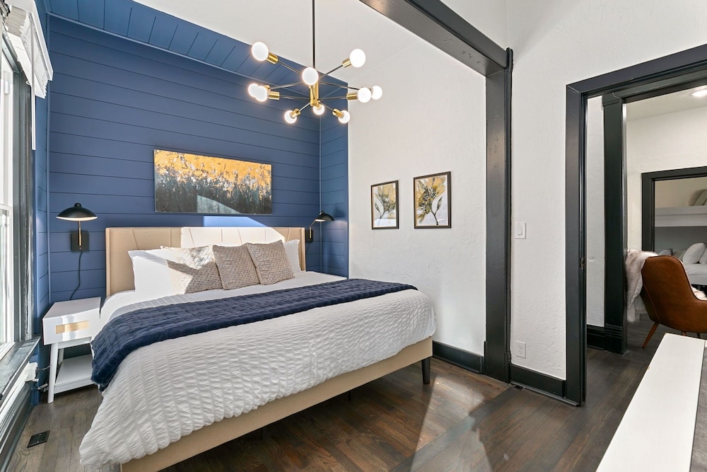 House, Multiple Beds, Hot Tub, Garden View (212 W Myrtle St. - Group 212/216)