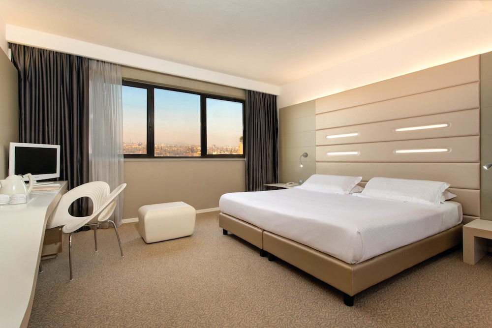 Deluxe Room, 1 King Bed - Photo 2