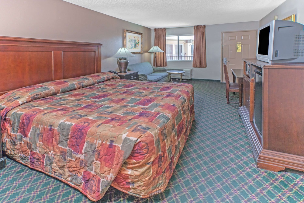 Suite, 1 King Bed, Hot Tub - Photo 2