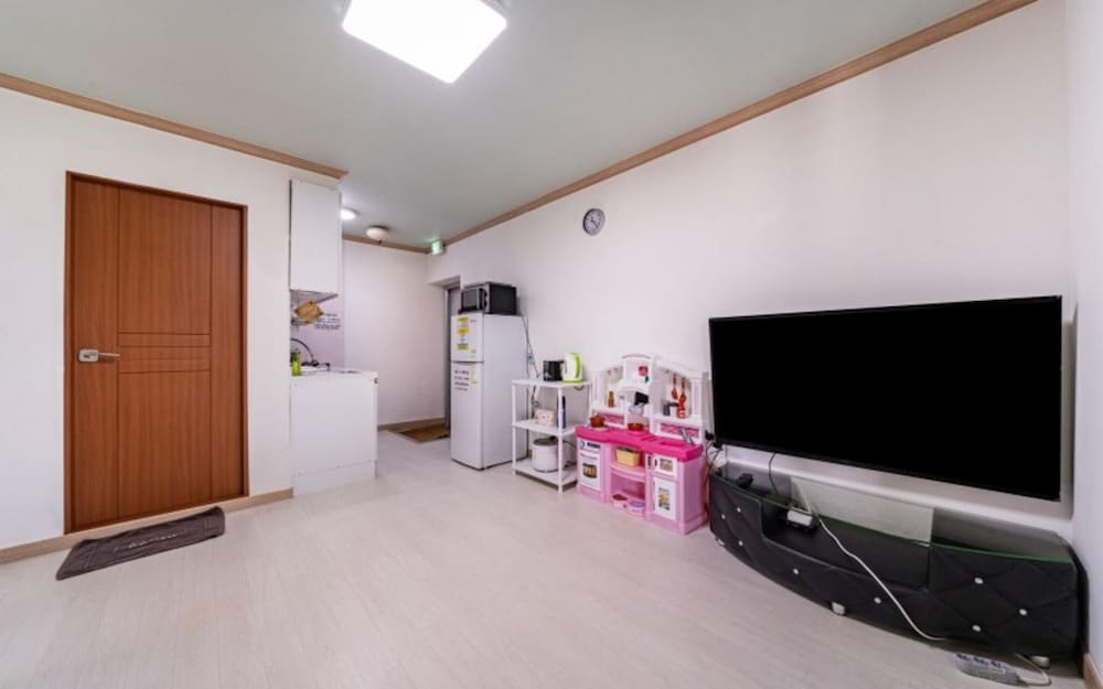 Room (Room 201 (Kids Jet Spa Sauna / Dogs a)