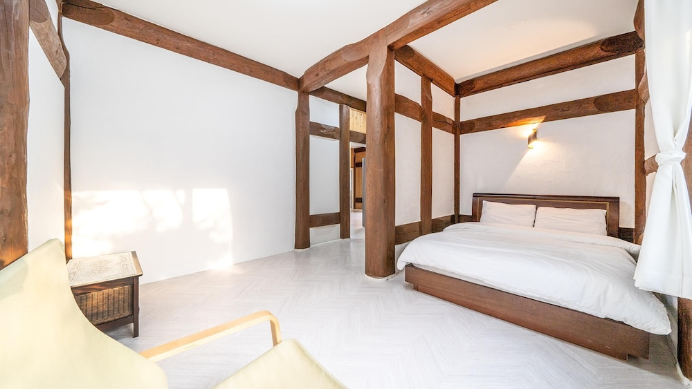 Basic Room, 2 Bedrooms (Daisy)