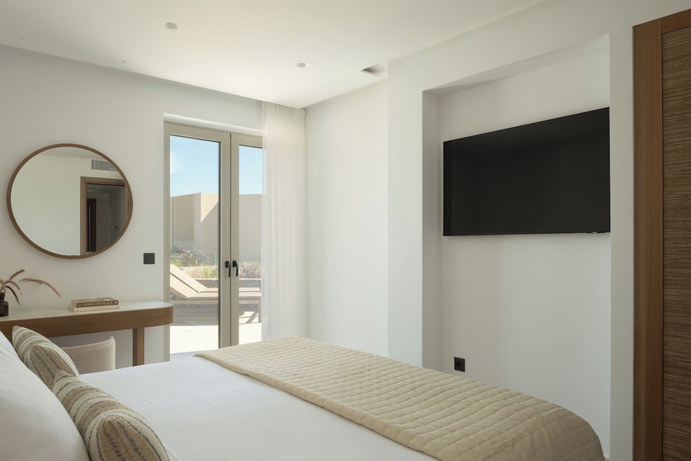 Suite with Hot Tub - Photo 2