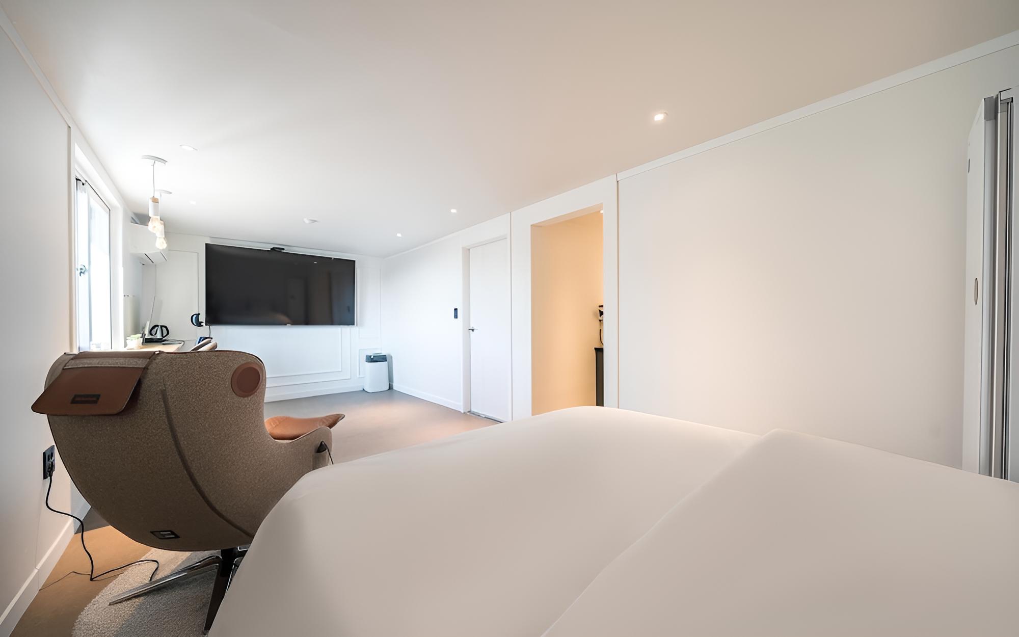 Room (Suite (movie room Smart TV 82inch Sty) photo 2