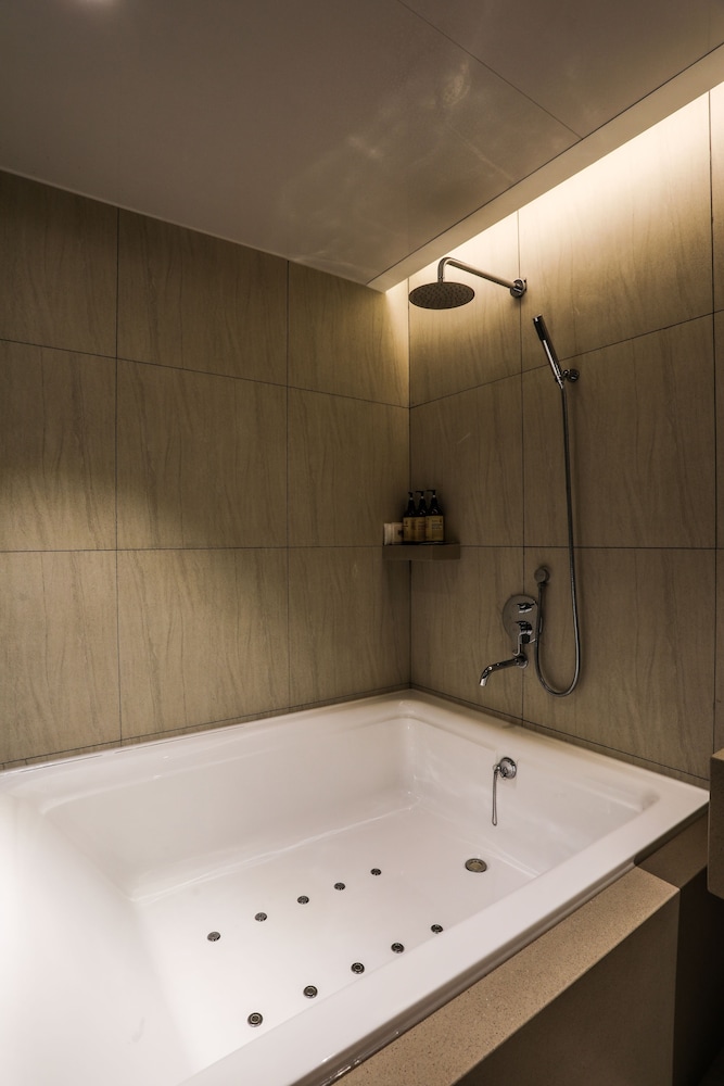 Luxury Premium Twin Room - Photo 2
