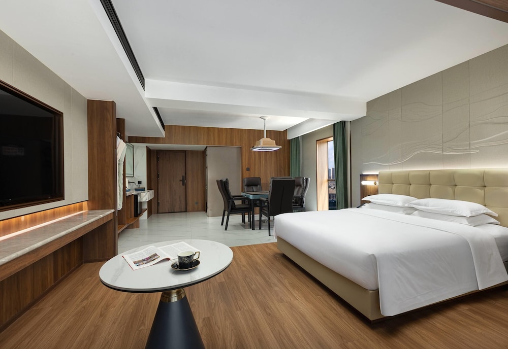 Room, 1 King Bed, Smoking (Mahjong)