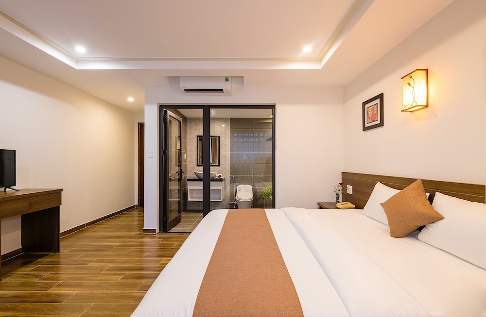 Deluxe Room, Balcony, City View - Photo 8