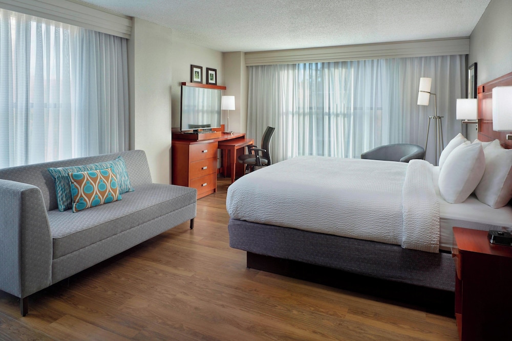 Room, 1 King Bed, Corner photo 1