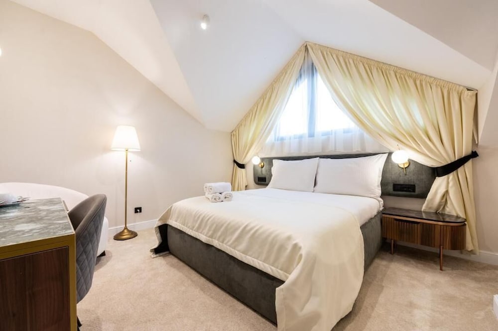 Premium Double Room, 1 King Bed, Non Smoking, City View photo 1