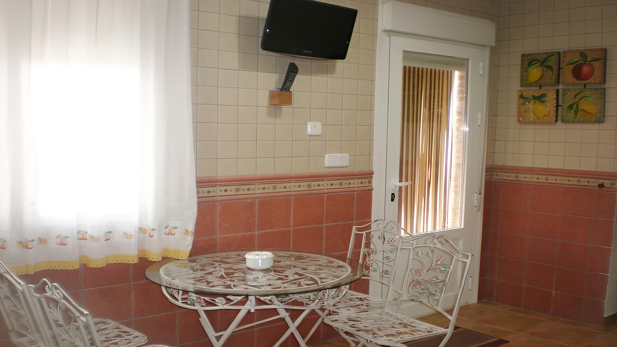 House, 4 Bedrooms (room or whole house) photo 3