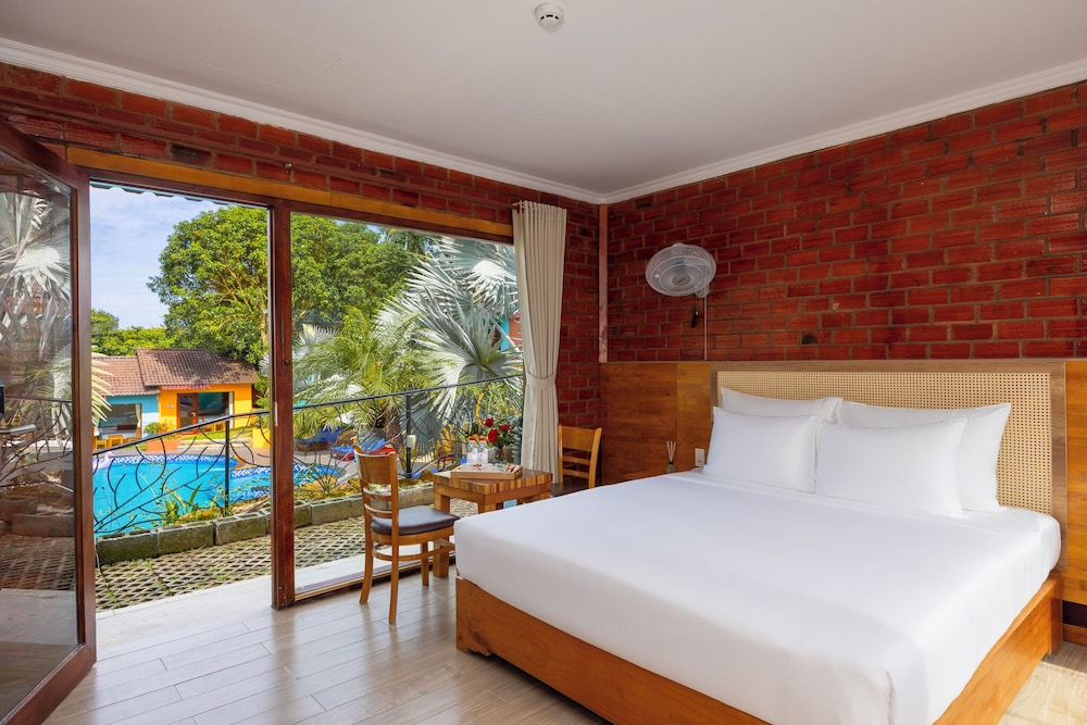 Deluxe Room, Pool View
