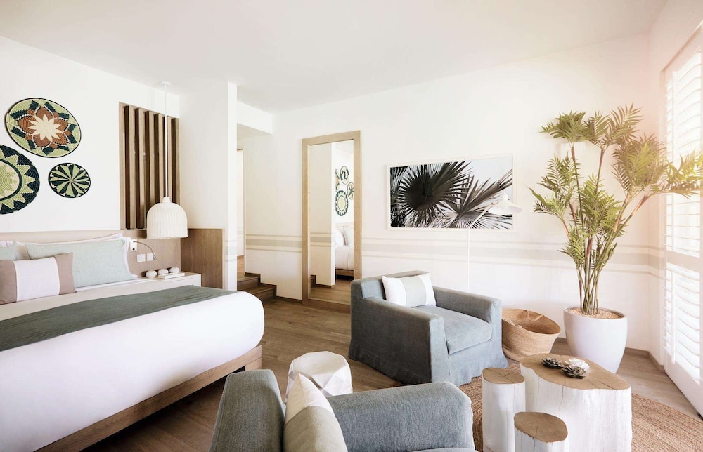 Junior Suite, 1 King Bed (56 sqm) - Photo 1