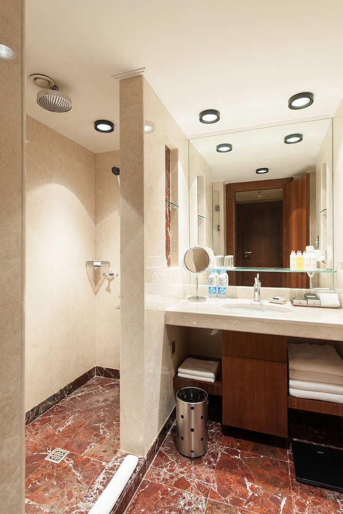 Premium Room, 1 King Bed, Club Lounge Access - Photo 16