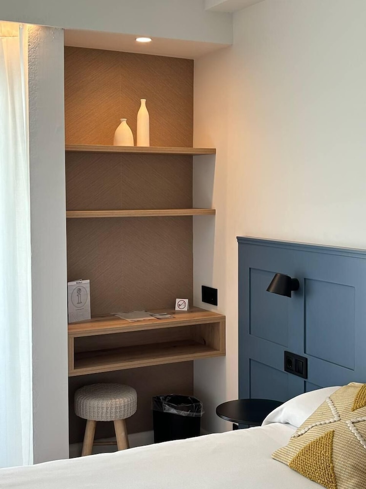 Standard Triple Room, City View - Photo 3