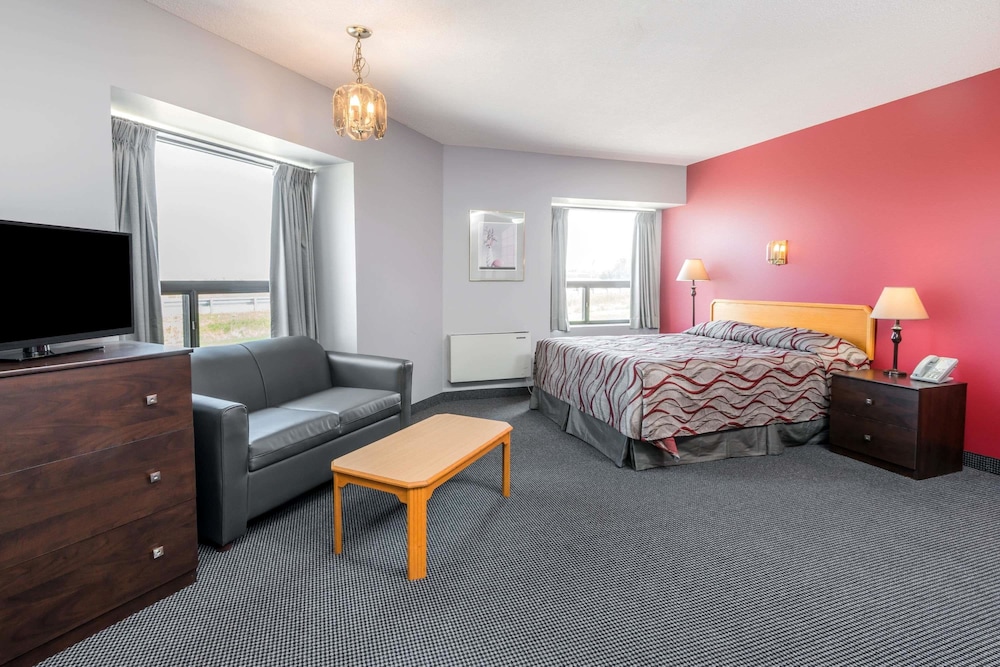 Studio Suite, 1 Queen Bed, Non Smoking - Photo 1