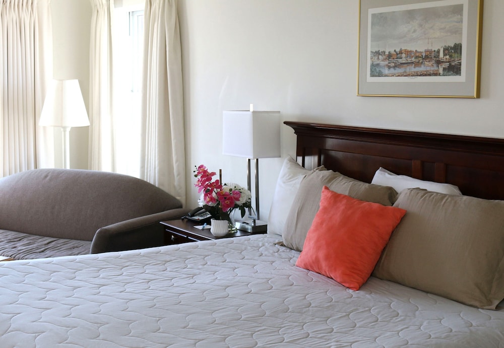 1 King Bed w/Balcony, 3rd Floor, No Pets