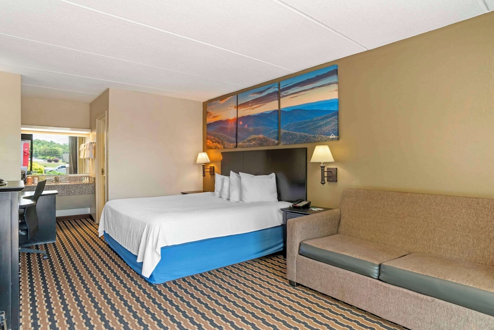 Standard Room, 1 King Bed, Non Smoking photo 1