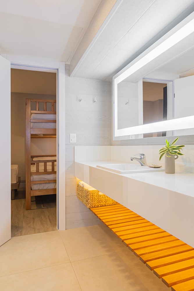 Beachfront Family Suite - Photo 1