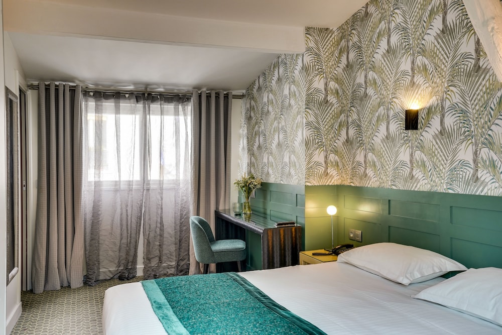 Deluxe Room thumbnail 6