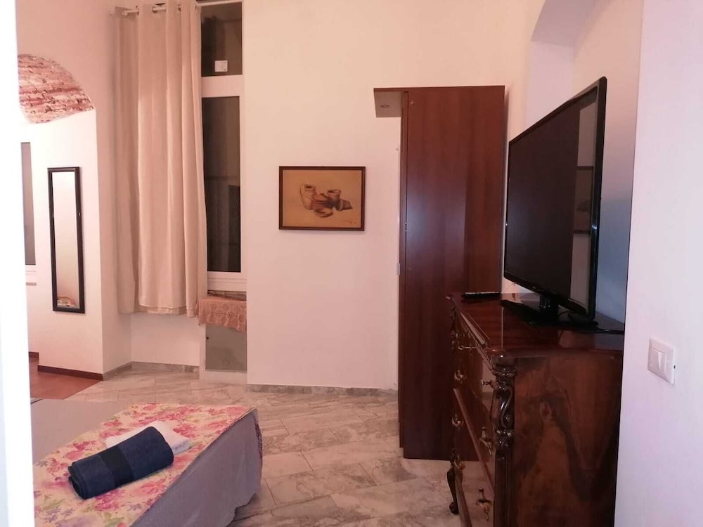 Double Room, Shared Bathroom (Azia) photo 3