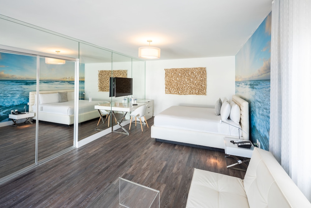 Villa Penthouse Room with Terrace 1 King Bed - Photo 14
