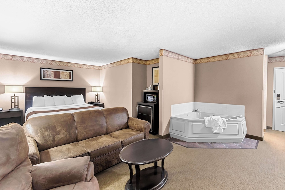 Suite, 1 King Bed, Non Smoking, Jetted Tub - Photo 3