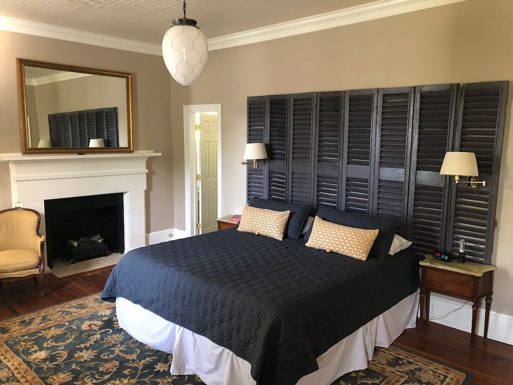 Comfort Double Room, 1 King Bed (Colonel) photo 1