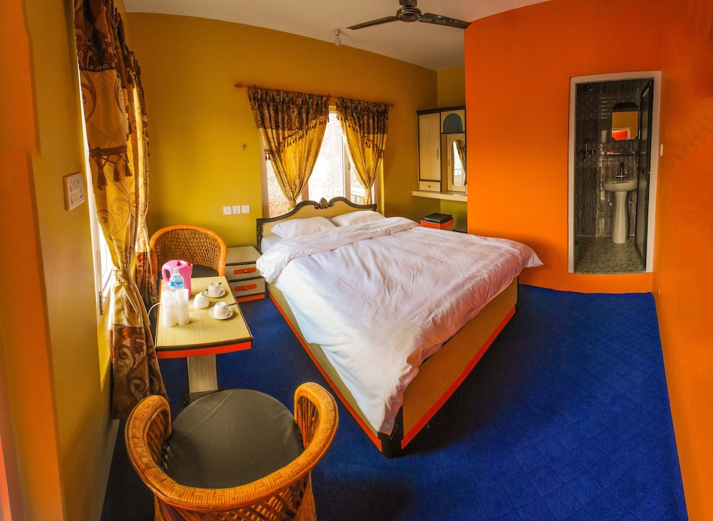Classic Suite, 1 King Bed, Patio, Mountain View photo 3