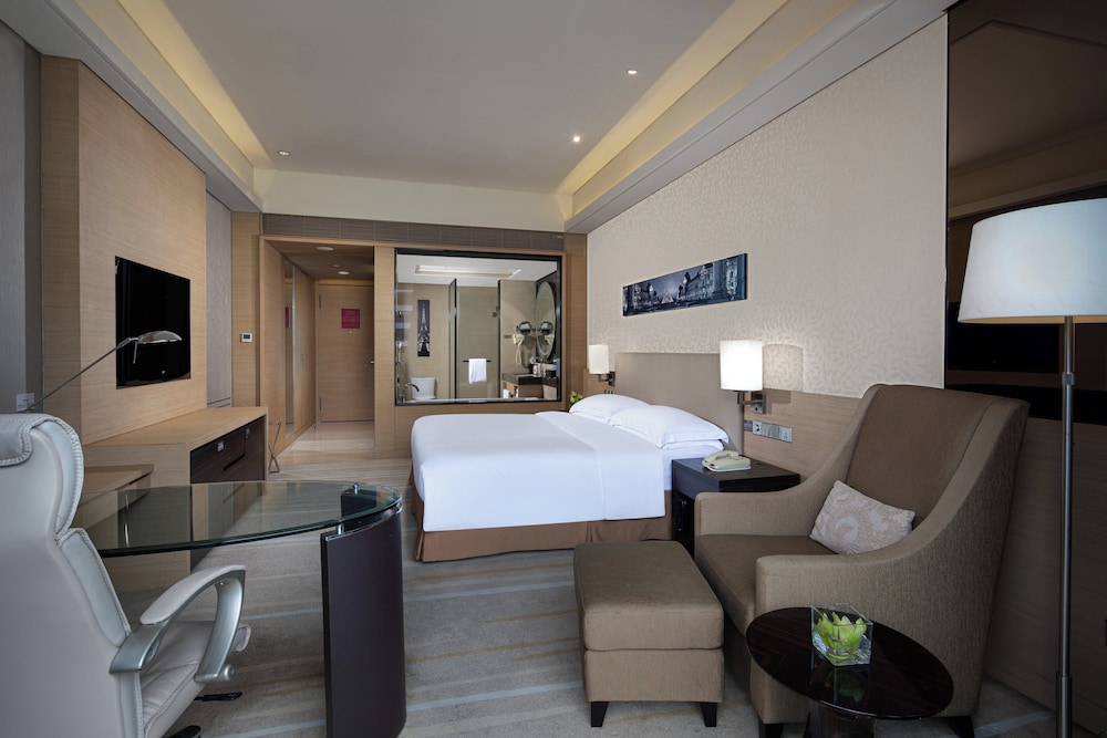 Standard Room, 1 King Bed, Smoking, City View photo 1