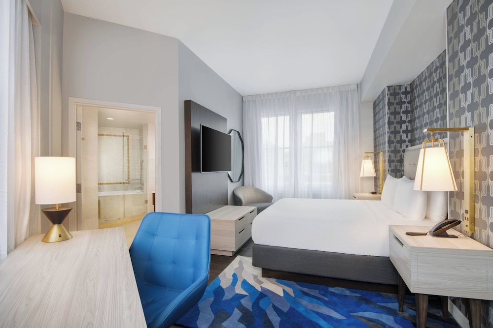 Room, 1 King Bed, Corner (Mobility Accessible, Tub)