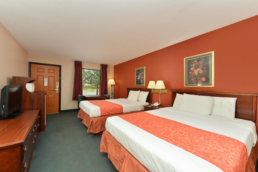 Room, 2 Queen Beds, Smoking photo 1