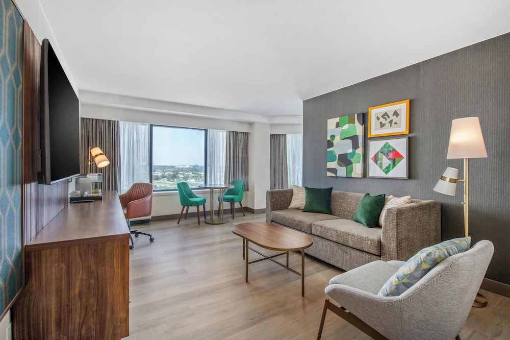 Suite, 1 King Bed (High Floor) - Photo 2