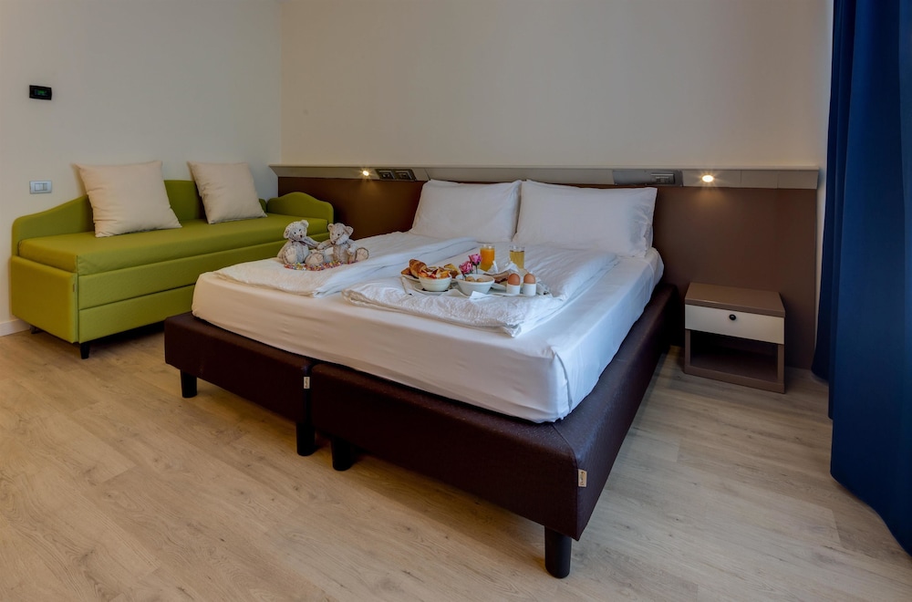 Family Room, 1 Queen Bed with Sofa bed - Photo 2