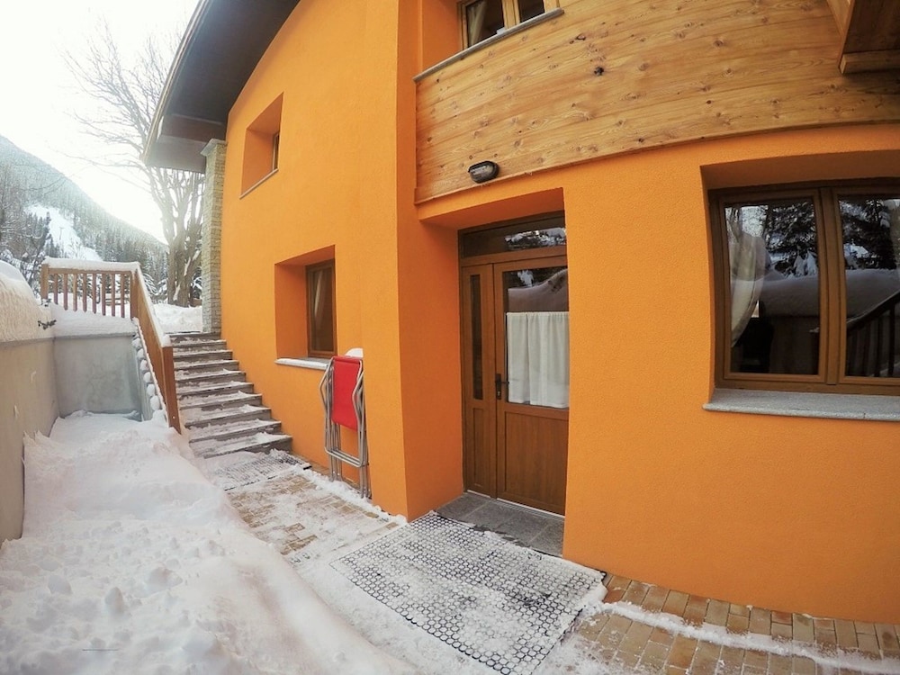 Family Apartment, Basement, 2 Bedrooms, Kitchen, Garden View photo 3