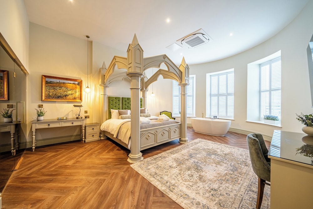 Luxury Suite, City View
