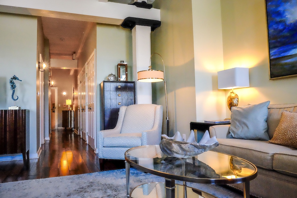Suite, 1 King Bed (Street View) - Stair Access Only photo 3
