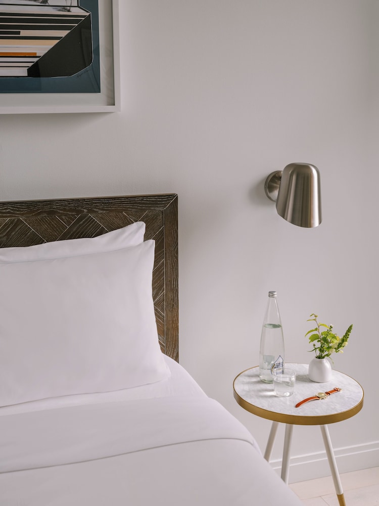 Superior Studio, 1 Queen Bed photo 2