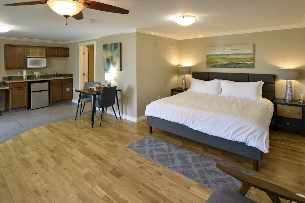 Suite, 1 King Bed, Jetted Tub photo 1