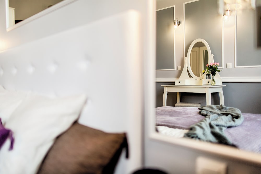 Luxury Studio Suite, 1 Bedroom, City View (Epic Main Square View with AC)