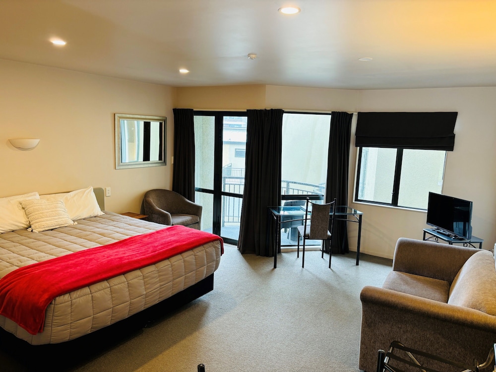 Executive Studio, 1 King Bed with Sofa bed photo 1