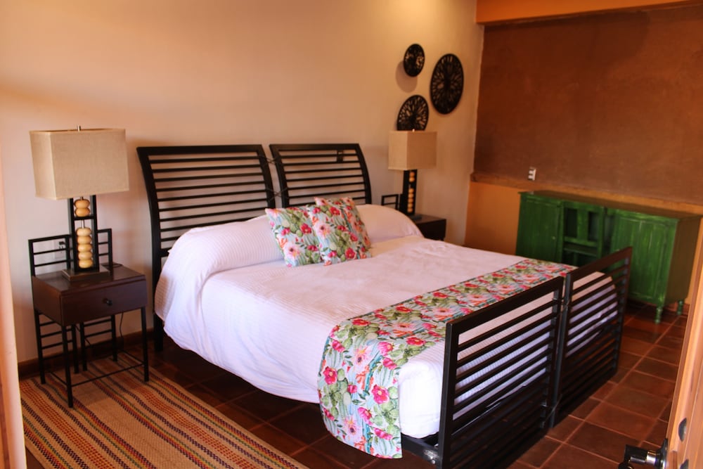 Classic Room, 1 King Bed photo 2