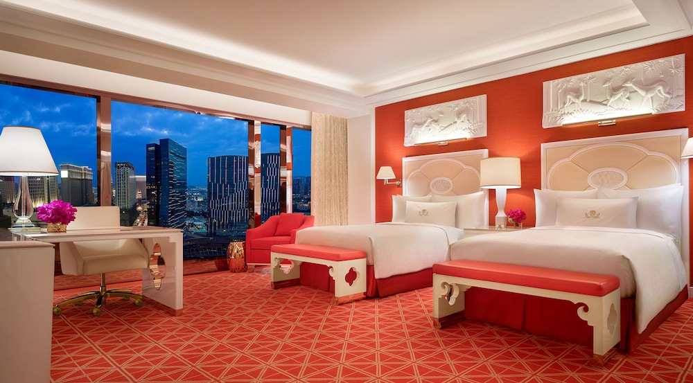 Palace Queen Room