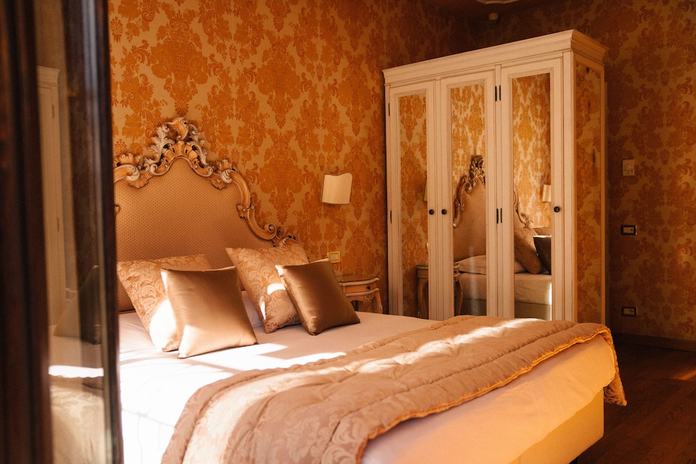 Deluxe Double Room with Canal View photo 2