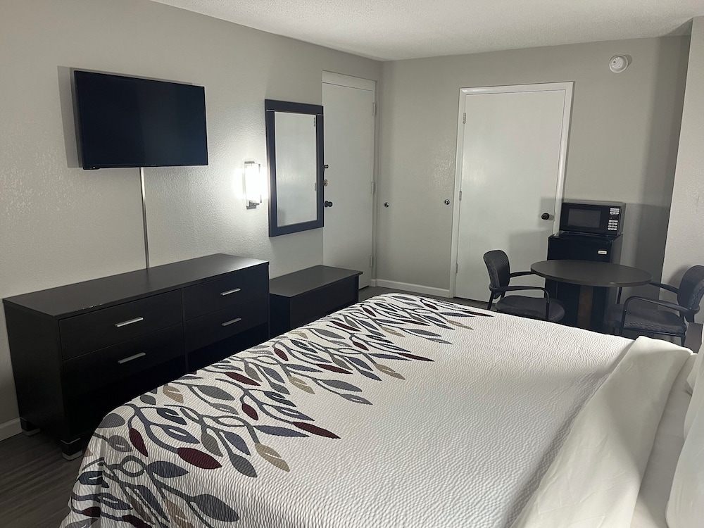 Deluxe Room, 1 King Bed, Non Smoking - Photo 3