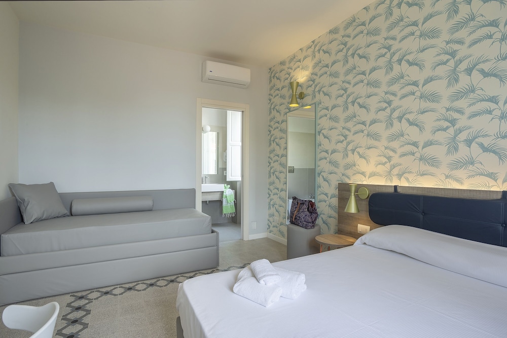 Junior Studio Suite, Multiple Beds photo 3