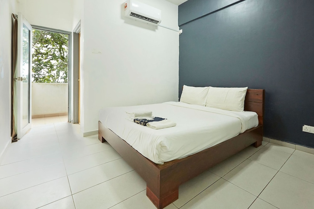 Deluxe Queen with balcony Sea view